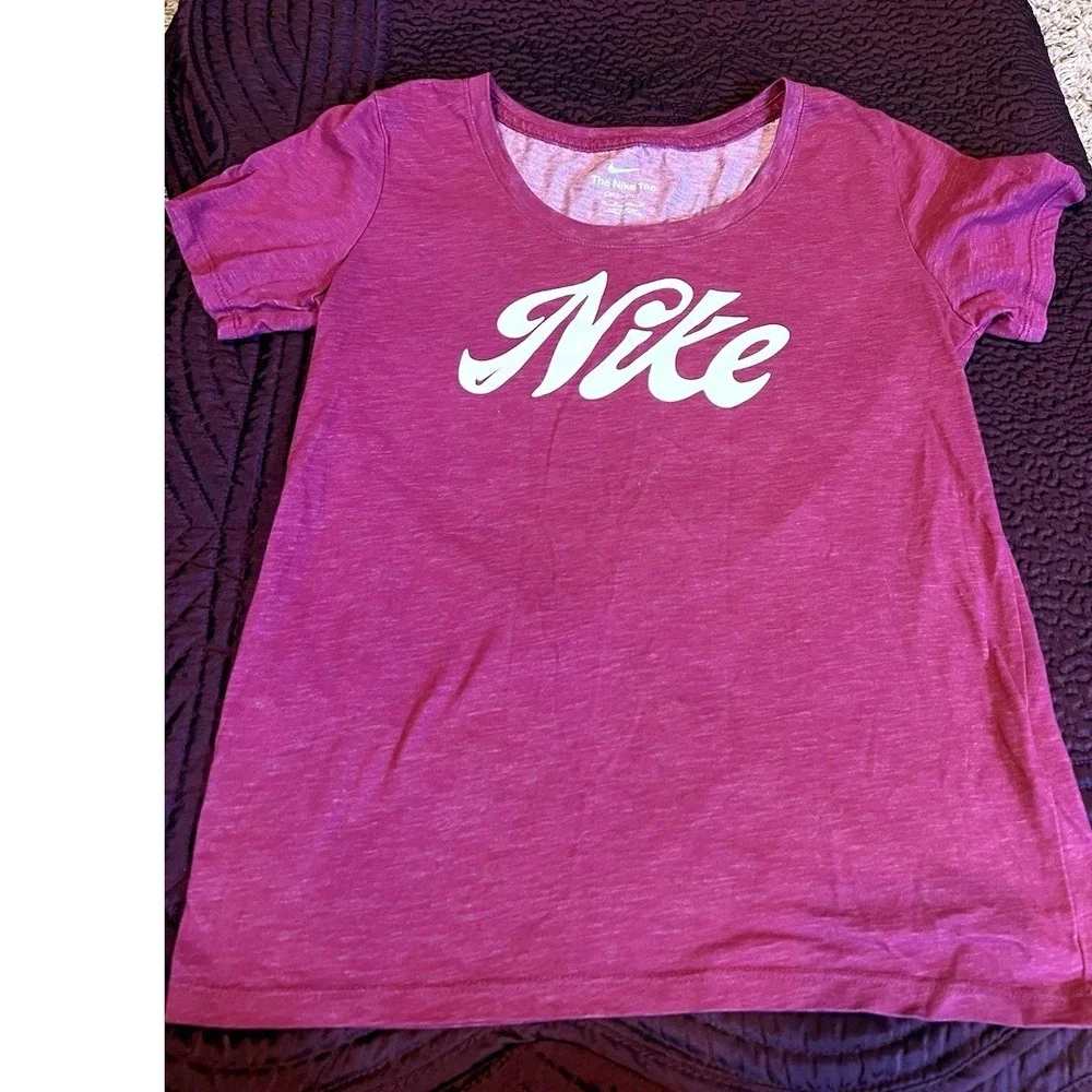 Nike Dri-FIT Women's XS Pink Maroon Graphic T-Shirt Script Logo Athletic Tee EUC